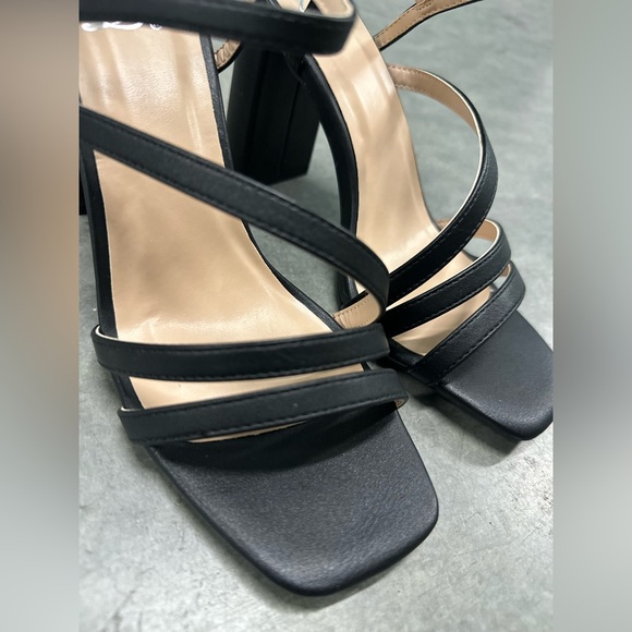 NWT!! BASIC BLACK SQUARE FRONT STRAPPY CHUNKY HEEL - Picture 9 of 12